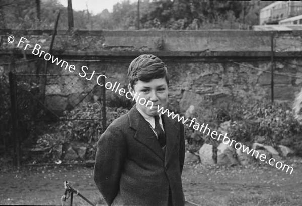 DR.ROBERT(ROBBIE) O'MEARA & FAMILY AT 81 PEMBROKE ROAD INCL MRS MCDONNELL (MARY O'M)